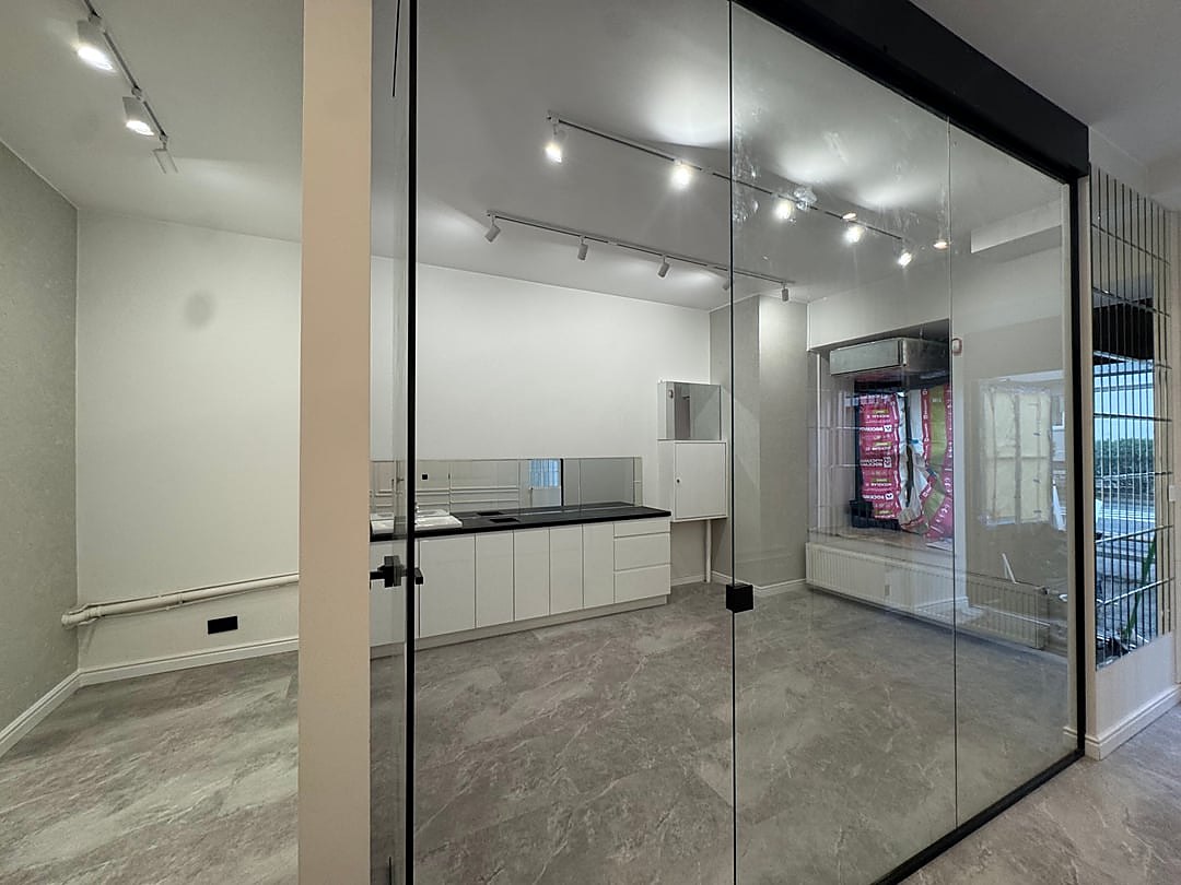 Realizacja Tyrbud, łazienka z drewnem i kabiną prysznicową