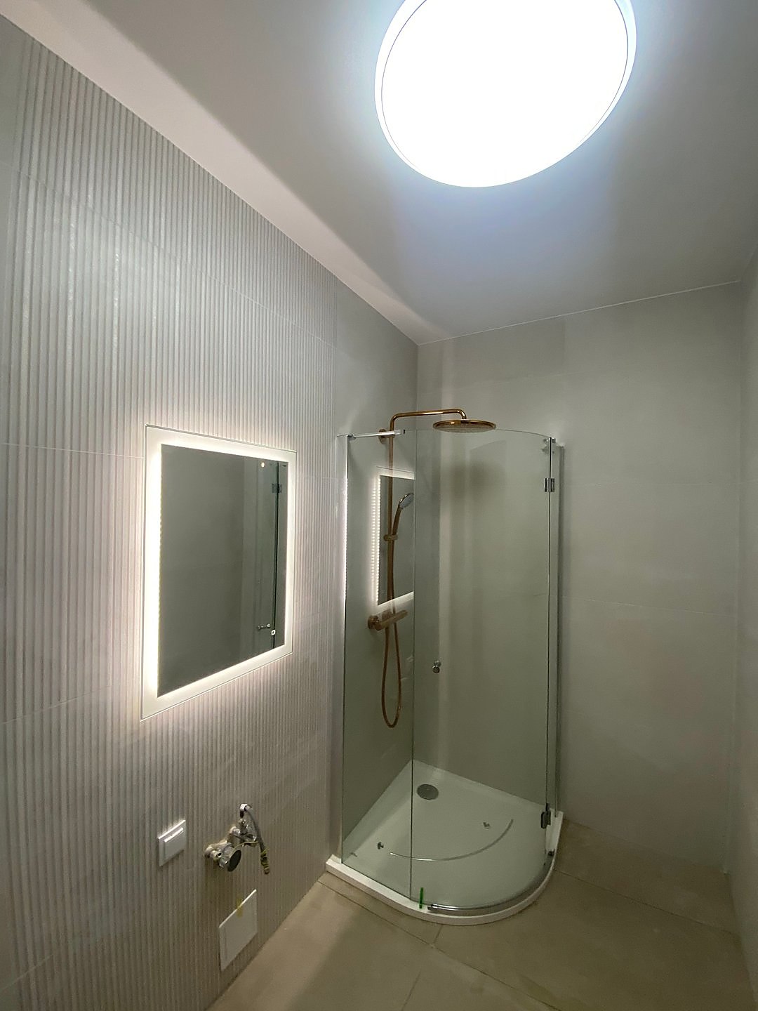 Realizacja Tyrbud, salon z pracami wykończeniowymi