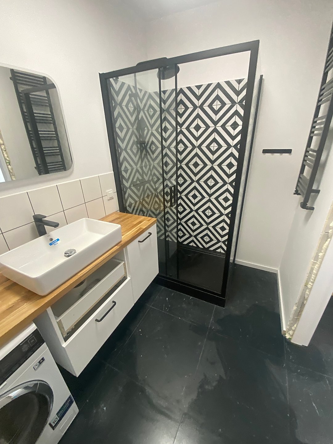 Realizacja Tyrbud, łazienka z pralką i prysznicem walk-in