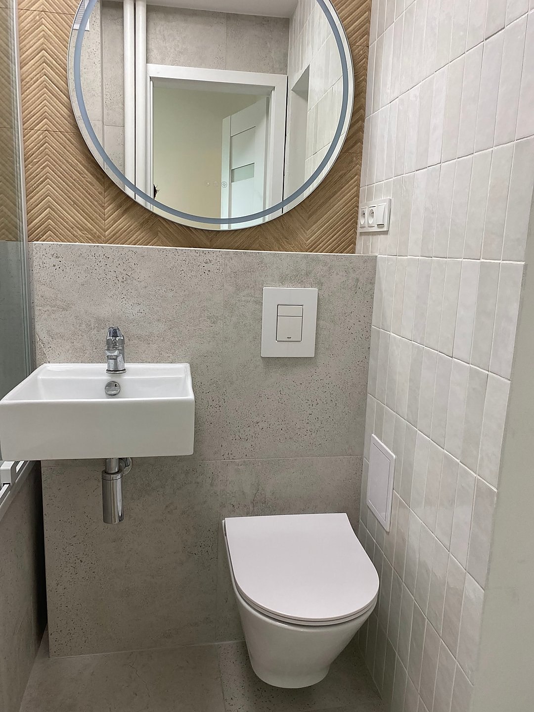 Realizacja Tyrbud, salon z podłogą drewnianą