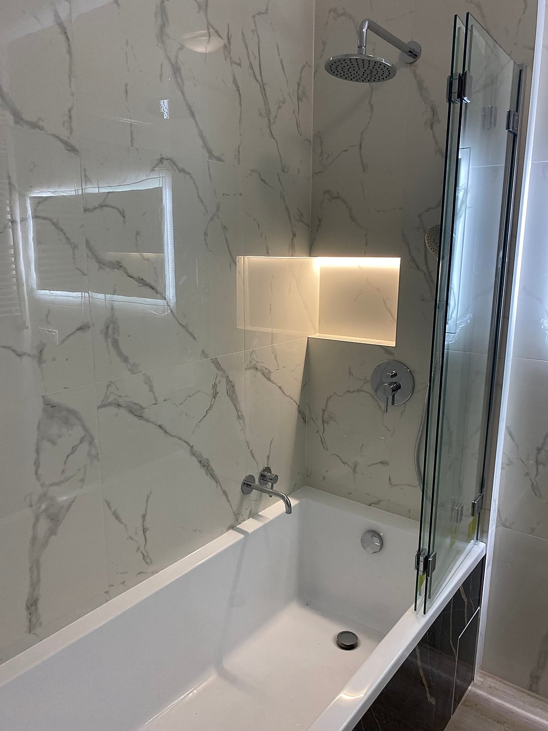 Realizacja Tyrbud, biała łazienka z prysznicem walk-in
