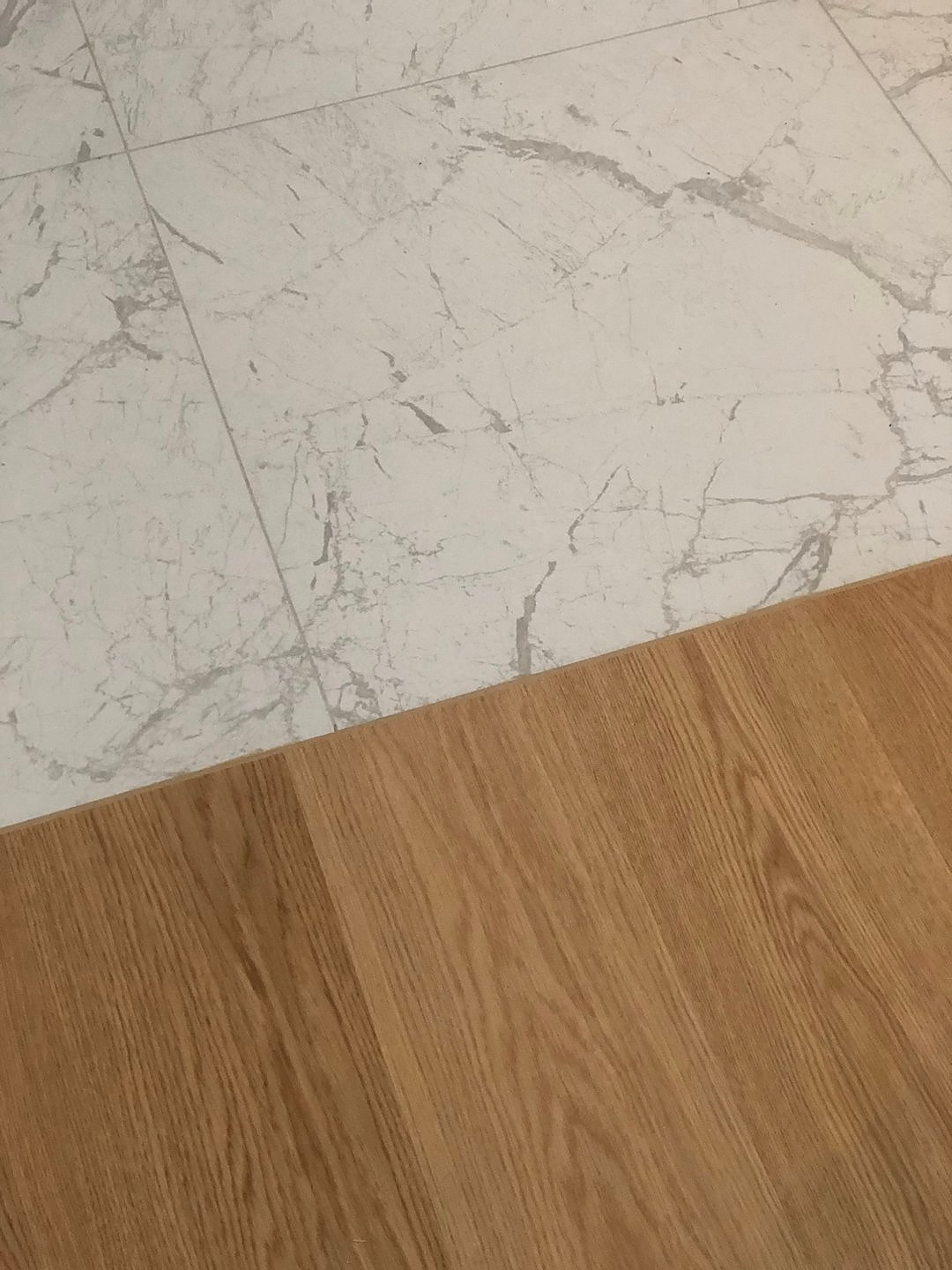 Salon z ceglaną ścianą i aneksem kuchennym, realizacja Tyrbud
